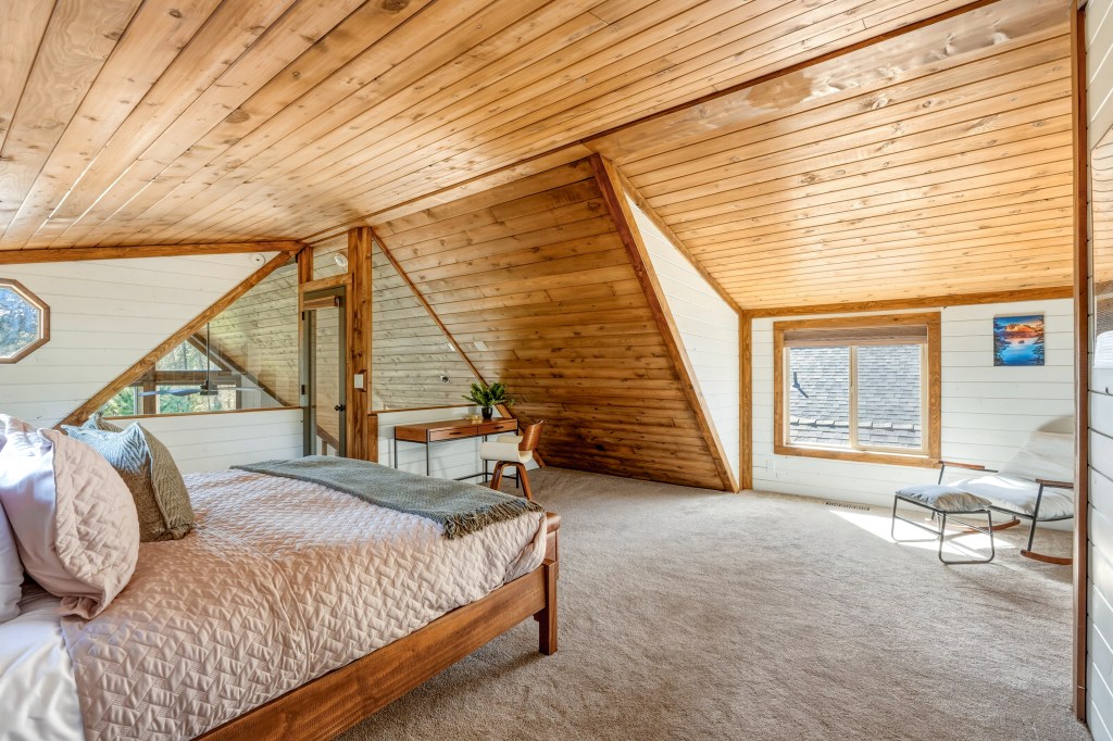 The Cabin on the Canal, waterfront dog-friendly rental in Sunriver, Oregon