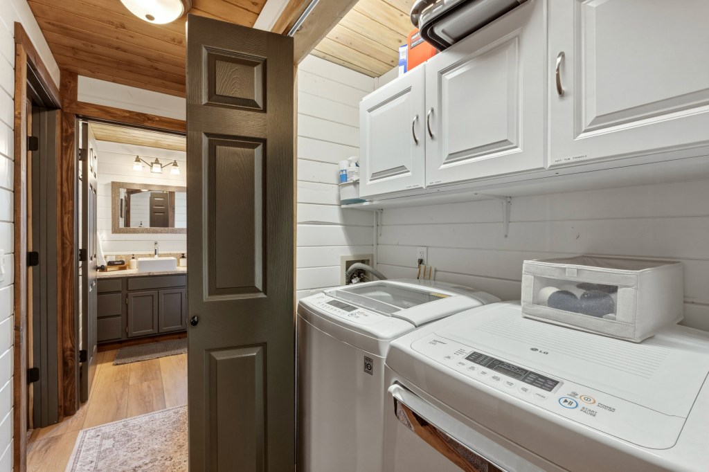 The Cabin on the Canal, waterfront dog-friendly rental in Sunriver, Oregon